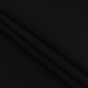 Λήψη macro από τη μαύρη υφή υφάσματος twill στο κομψό φόρεμα με πέρλες και λαιμό