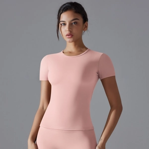 Detailaufnahme des rosa Kurzarm-Yoga-Tops mit atmungsaktivem Stoff und enger Passform