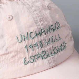 Nahaufnahme der Stickerei auf der atmungsaktiven rosa schnelltrocknenden Baseballkappe