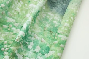 Détail de l'imprimé abstrait vert et blanc sur la texture respirante en coton lin