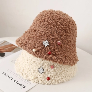 Chapeau bob mignon en laine d'agneau pour femmes en marron et beige avec badge chat