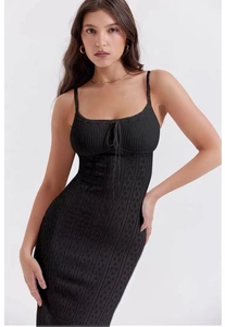 Vue détaillée de la robe noire en maille avec laçage sur la poitrine et texture ajourée
