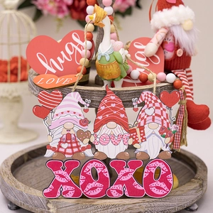 Détail de gnomes de la Saint-Valentin en bois avec base XOXO et étiquettes en cœur