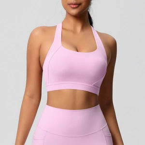 Detailopname van roze sportbeha en yoga-legging met hoge taille en nauwkeurig stiksel