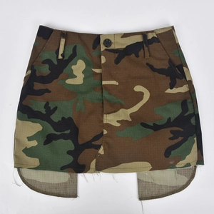 Detailansicht eines Camouflage A-Linien-Rocks mit ausgefranstem Saum und Futtertaschen