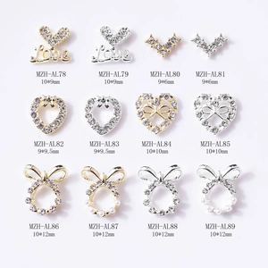 Assortimento di ciondoli per unghie in lega oro e argento con motivi a cuore e fiocco