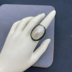Δαχτυλίδι 18K με οβάλ μαργαριτάρι Mabe και πράσινα και λευκά στρας σε κομψό σχέδιο