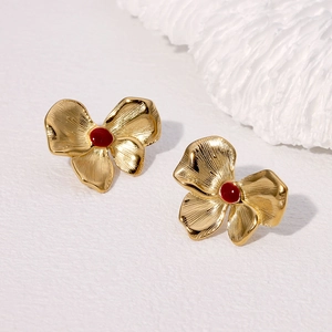Élégantes boucles d'oreilles nœud en acier doré 18 carats avec centre rouge sur corail