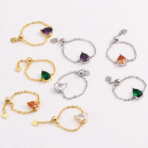 Détail de bagues ajustables avec pierres de taille poire et pendentifs en forme de cœur