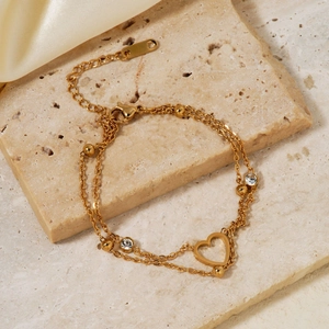 Elegantes goldenes Doppelschicht-Armband mit Herzanhänger und Zirkonia auf Stein