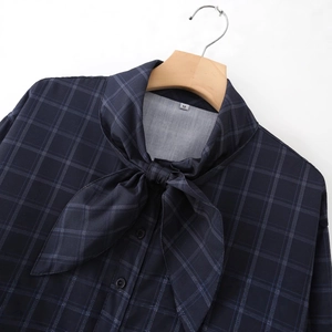 Camicia in popeline a maniche lunghe a quadri blu scuro con elegante scollo a fiocco