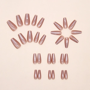 Détail de faux ongles cercueil œil de chat rose doré avec effet magnétique métallique