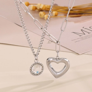 Dettaglio di una collana a doppio strato in titanio argento con pendenti a cuore
