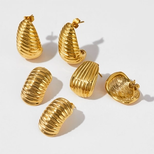Détails de boucles d'oreilles dorées en acier inoxydable avec textures spirales