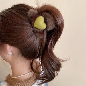 Pince à cheveux cœur en peluche marron pour l'automne hiver sur queue de cheval