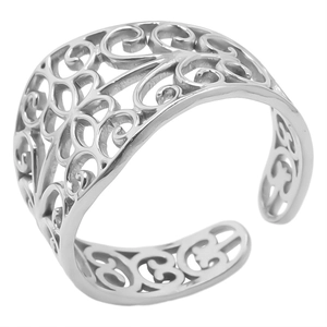 Détail macro du motif floral ajouré argenté sur la bague réglable en acier inoxydable