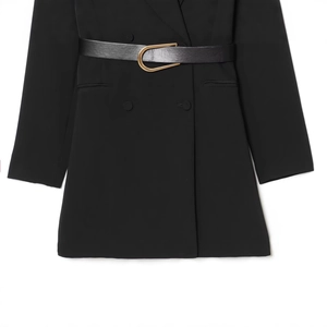 Abito blazer nero a doppio petto con scollo a V e cintura in pelle con fibbia oro