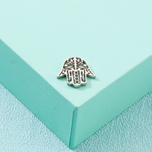 Pendentif main de fatma en acier inoxydable argenté sur support vert menthe