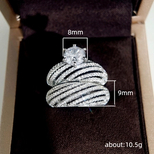 Luxe zilveren ringenset voor koppels met 8mm zirkoon in een chique fluwelen doosje