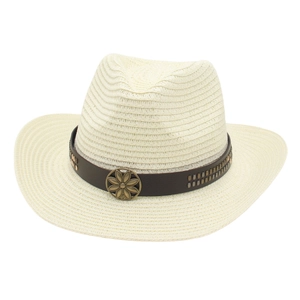 Détail du chapeau de paille crème avec ruban en cuir marron et emblème floral métallique