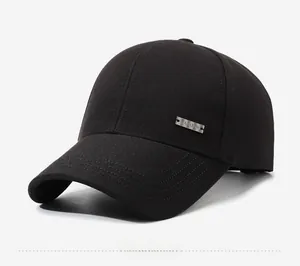 Détail de casquette de baseball noire en sergé avec logo métallique argenté sur le côté