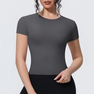 Détail du t-shirt de yoga ajusté montrant le tissu respirant et le col rond classique