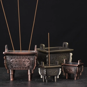 Detalle de cuatro incensarios de bronce antiguo con patrones de dragón e incienso