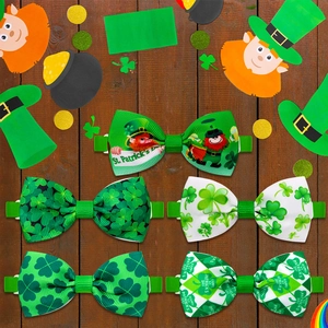Set papillon per animali San Patrizio con quadrifogli verdi su sfondo in legno
