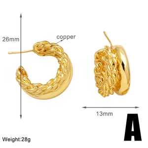 Detalle de pendientes C dorados de 26mm con textura trenzada e información de peso real