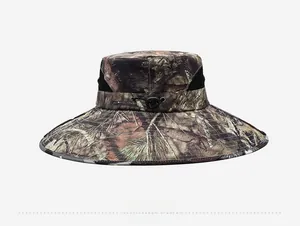 Vista posteriore del cappello mimetico jungle con reti di sfiato e laccio regolabile