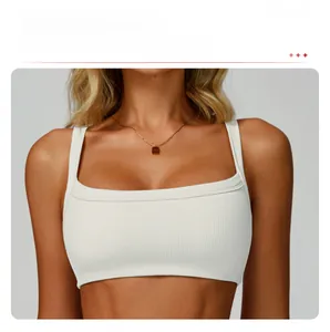 Détail d'un soutien-gorge de yoga à col carré en tissu blanc côtelé haute élasticité