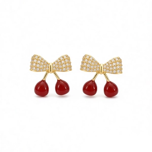 Boucles d'oreilles cerises dorées avec nœud élégant et pierres de zircon scintillantes