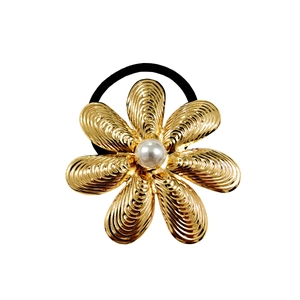 Élastique à cheveux fleur dorée de luxe avec perle centrale sur fond blanc