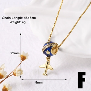 Gedetailleerde macro-opname van de wereldbol en vliegtuig ketting met blauw email en goud