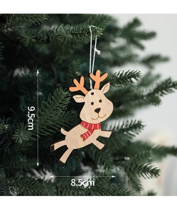 Detailopname van houten rendier kersthanger op boom, afmeting 9,5 cm x 8,5 cm