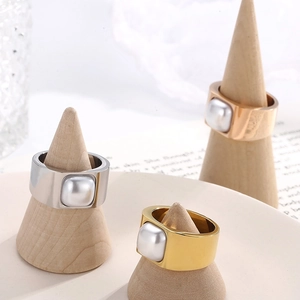 Tre anelli geometrici in oro, argento e oro rosa con inserti quadrati in madreperla