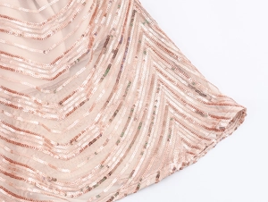 Gros plan de paillettes champagne sur tissu mesh avec motifs élégants en vagues