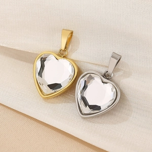 Makroaufnahme von Herzanhängern in 18K Gold und Silber mit glitzernden Zirkonia-Kristallen