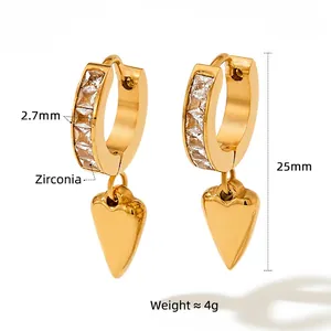 Orecchini a cuore dorati stile punk con zirconi e pendenti geometrici minimalisti ed eleganti