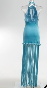 Gros plan détaillé d'une robe en velours bleu ciel avec de longues franges sur l'ourlet