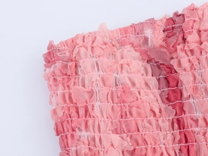 Primer plano de tela fruncida rosa con detalles de pliegues para vestidos florales