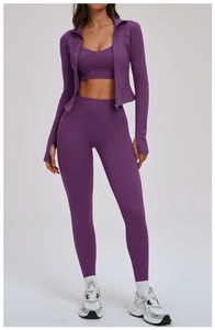Detailansicht eines tiefvioletten 3-teiligen Yoga-Sets mit Jacke und hoch taillierter Leggings