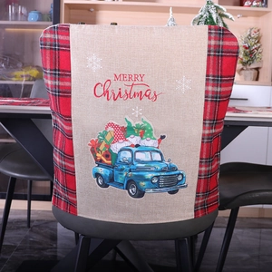 Weihnachts-Stuhlhussen mit blauem LKW-Gnom-Design und rot-schwarz karierten Mustern