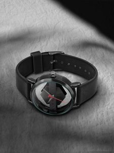 Close-up van het minimalistische holle TOMI-horloge met transparante wijzerplaat en rode wijzers