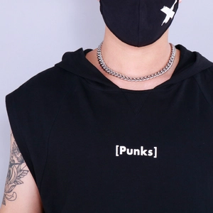 Nahaufnahme einer silbernen dicken Panzerkette für Herren im trendigen Streetwear-Stil