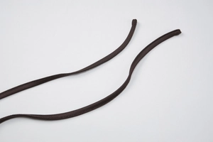 Détail des bretelles élastiques marron foncé et des coutures fines du haut en dentelle