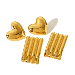 Orecchini a cuore in oro 18k e borchie rettangolari testurizzate in acciaio inox