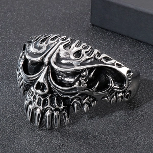 Détail du motif tête de mort vintage sur un bracelet jonc en acier inoxydable oxydé