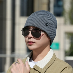 Bonnet en maille côtelée grise avec écusson 'ny' pour chaleur et style urbain