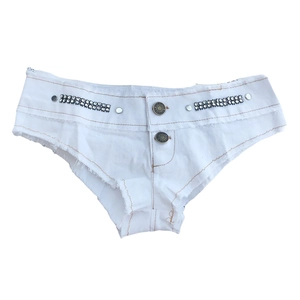 Vorderansicht weißer Low-Rise Denim-Shorts mit Strassbesatz und Fransensaum
